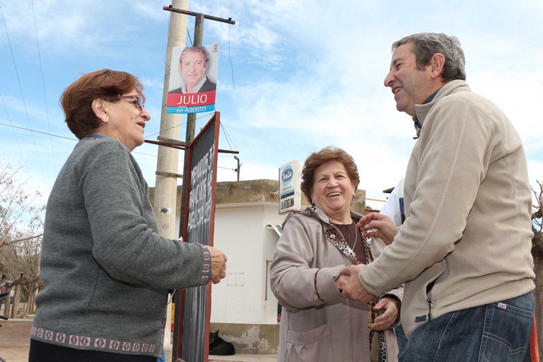 Cobos pisa territorio oficialista y arranca una caravana por los