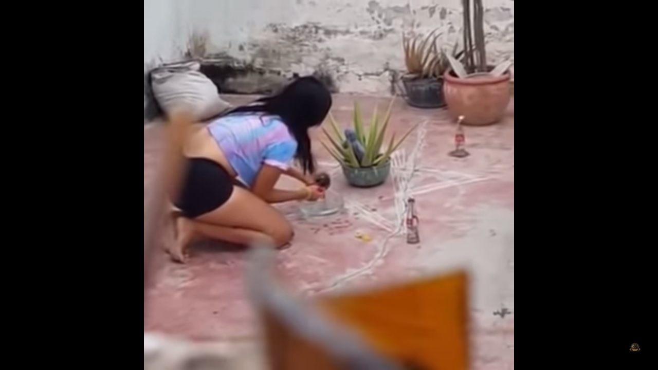 Video: grabó a su vecina haciendo el ritual del 